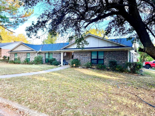 ranch-style house featuring a front lawn