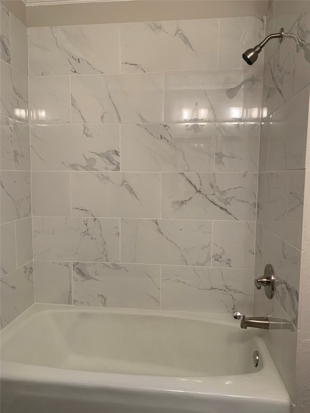 bathroom with tiled shower / bath combo