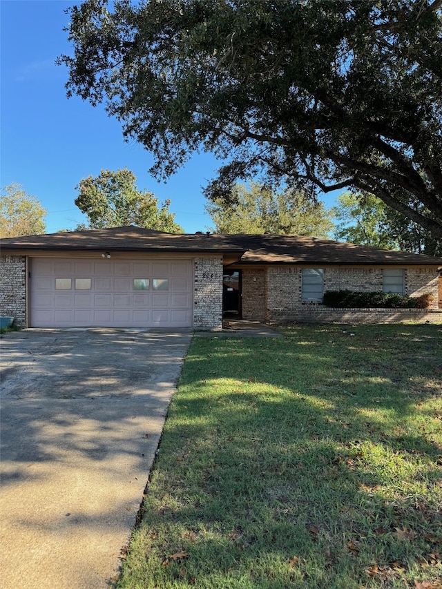 view of front of property featuring a front lawn and a garage