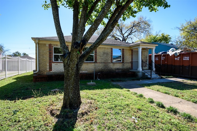 bungalow featuring a front lawn