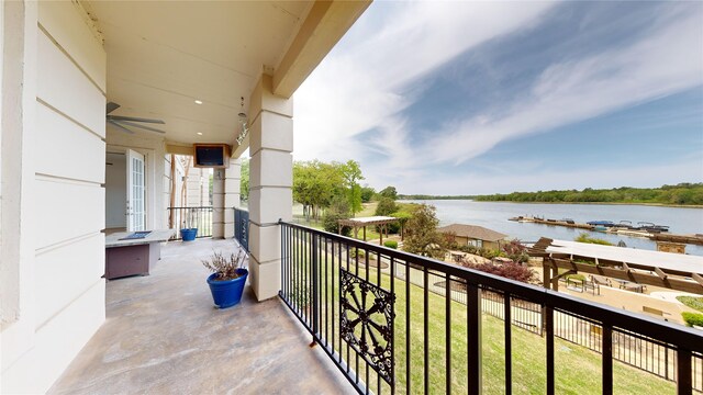 balcony with ceiling fan