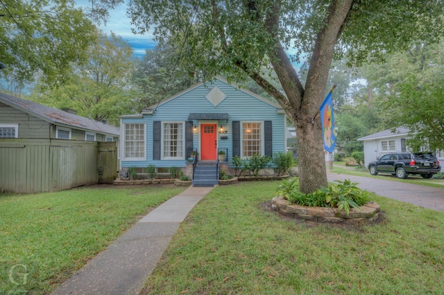 view of front of house featuring a front lawn