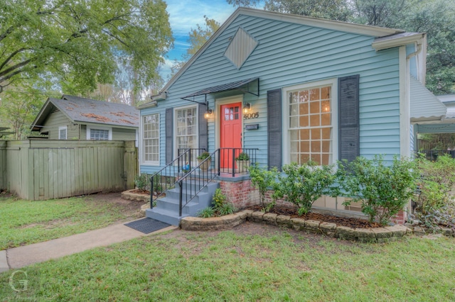 view of front of house featuring a front lawn