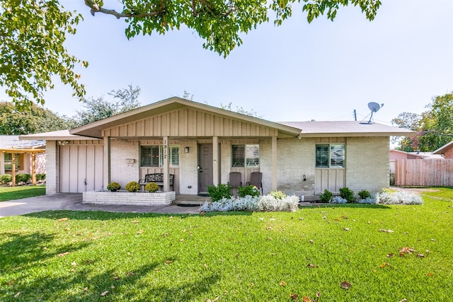 single story home featuring a porch and a front lawn