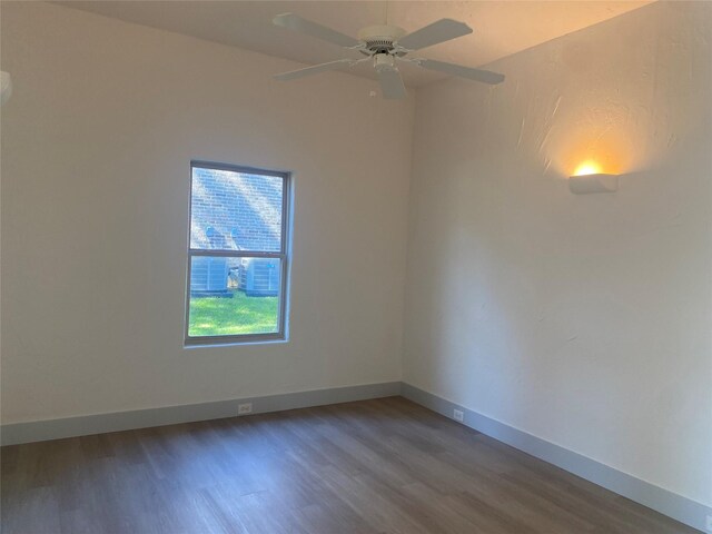 unfurnished room with dark wood-type flooring and ceiling fan