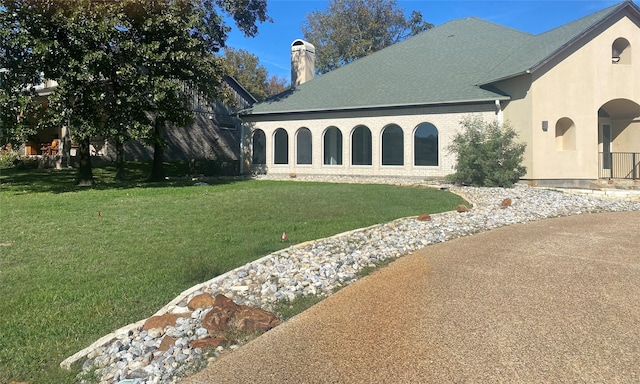 view of front facade featuring a front yard