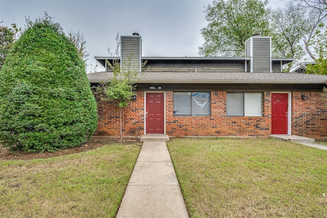 view of front of property with a front yard