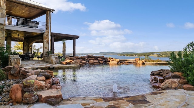 water view with a mountain view