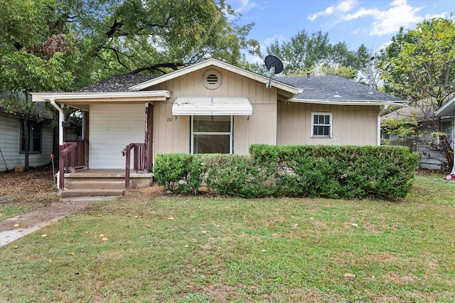 view of front of house featuring a front lawn