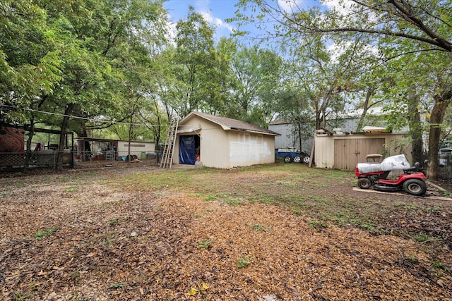 view of yard with a storage shed