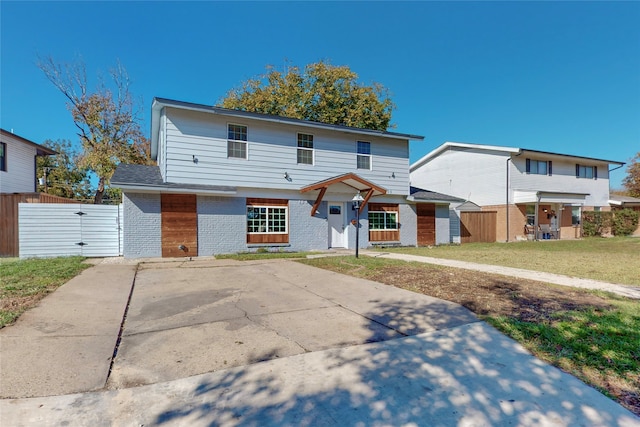 view of front of property featuring a front yard