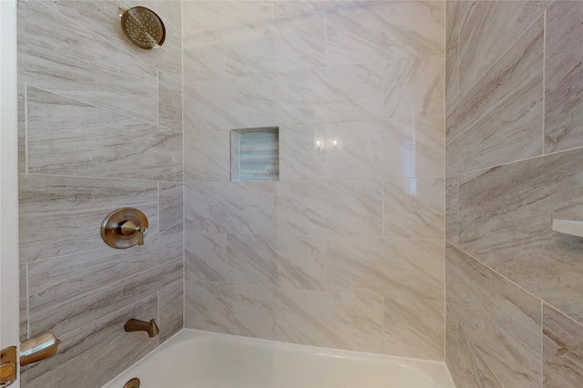 bathroom with tiled shower / bath combo