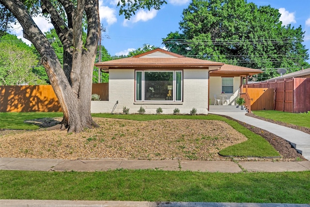 view of front of house featuring a front yard