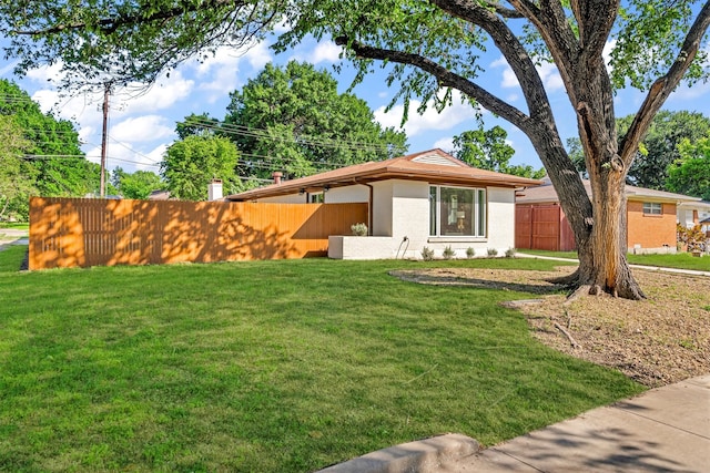 ranch-style home featuring a front lawn