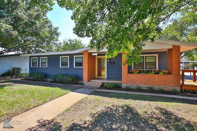 single story home with a front lawn