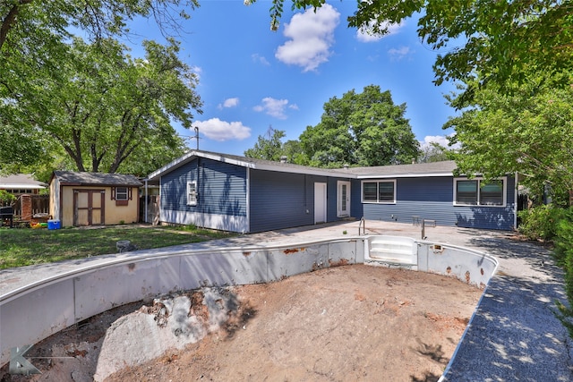 view of front facade featuring a storage shed