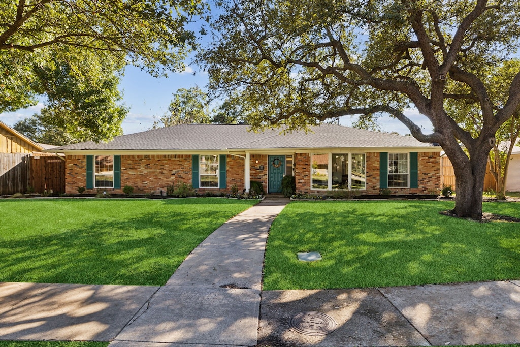 ranch-style house featuring a front lawn