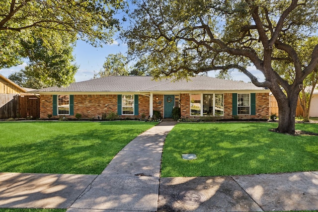 ranch-style house featuring a front lawn