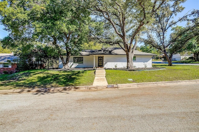 view of front of house featuring a front yard