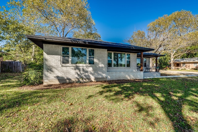 view of front of property featuring a front yard