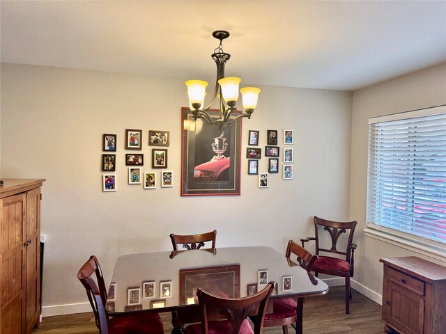 dining space featuring a notable chandelier, light wood-type flooring, and sink