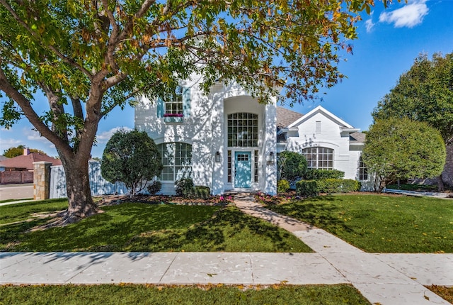 view of front of home featuring a front yard