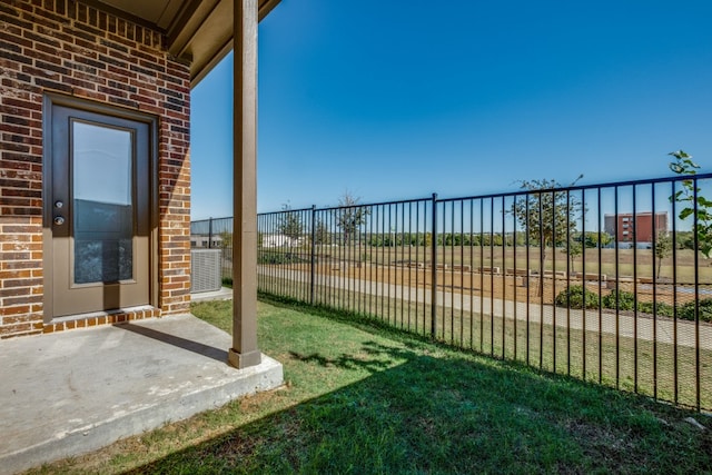 view of yard featuring a patio area