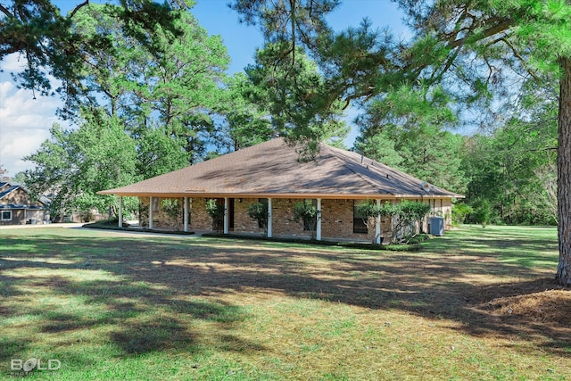 view of property's community featuring a yard