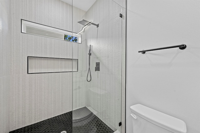 bathroom with toilet and tiled shower