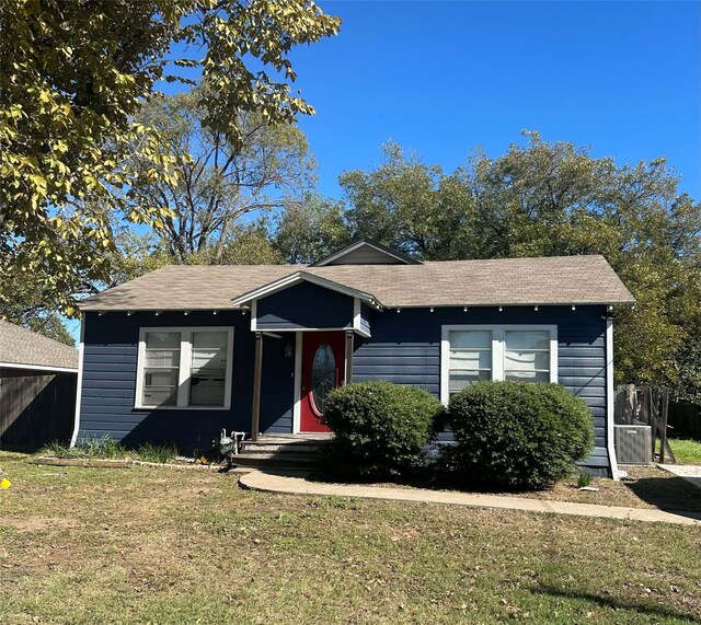 view of front of house featuring a front lawn