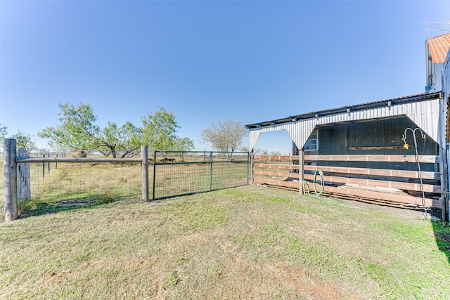 view of yard featuring an outbuilding