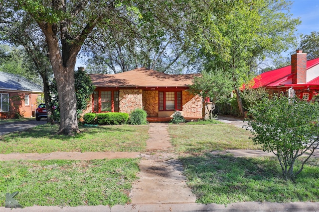 view of front facade with a front lawn