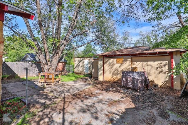 view of yard featuring a patio