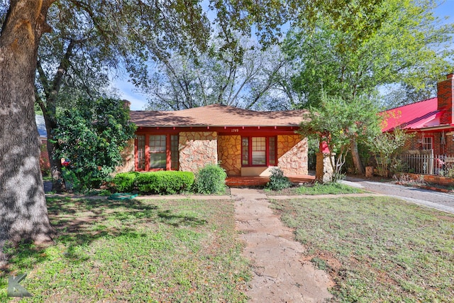 ranch-style house featuring a front yard