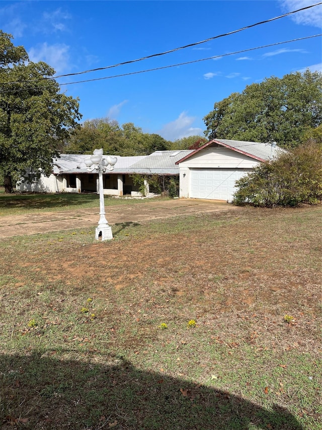 view of front facade with a garage and a front yard