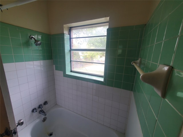 bathroom with tiled shower / bath combo