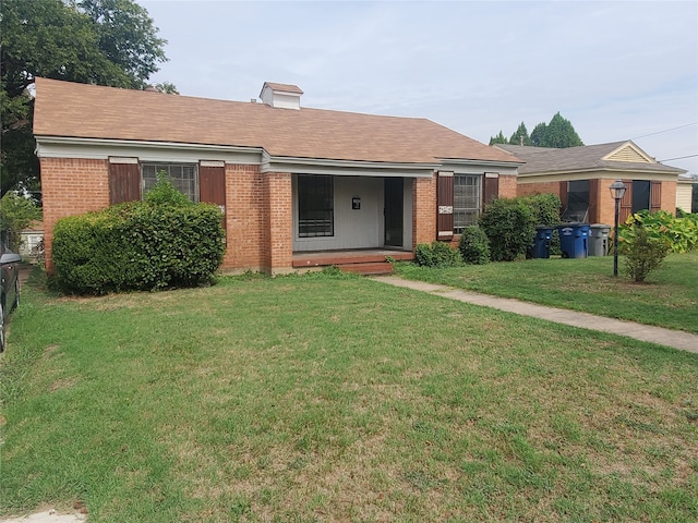 single story home featuring a front yard