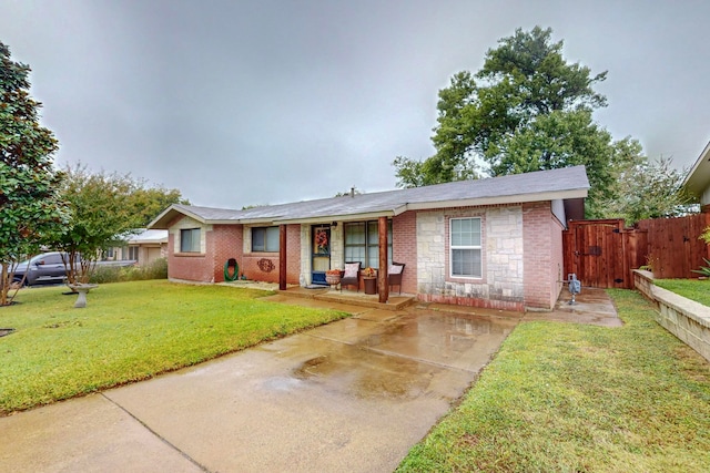 single story home with a front lawn