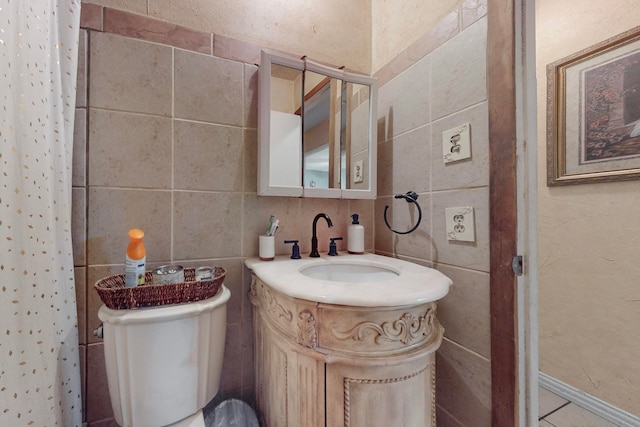 bathroom featuring tile walls, curtained shower, vanity, and toilet