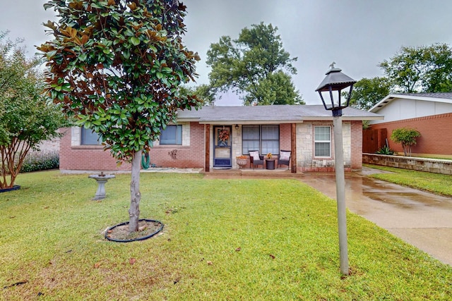 ranch-style house featuring a front lawn and a porch