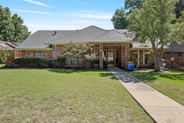 ranch-style home featuring a front lawn