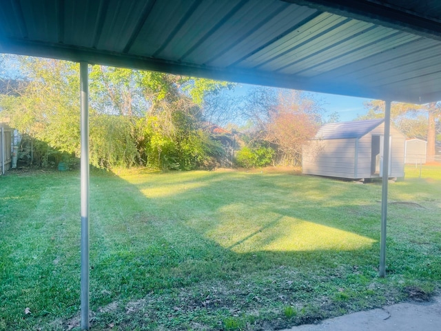 view of yard featuring a storage unit