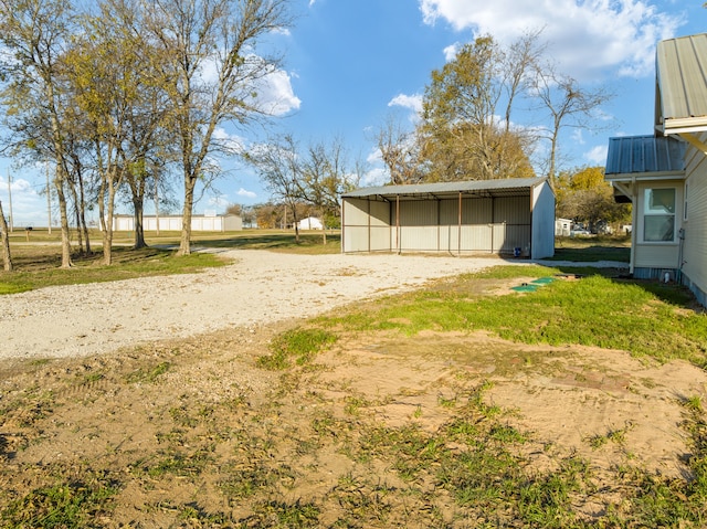 view of yard with an outbuilding