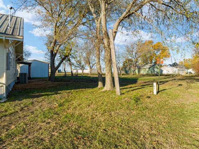 view of yard featuring an outbuilding and cooling unit