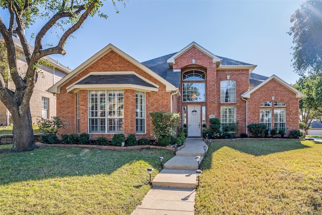 front of property with a front lawn