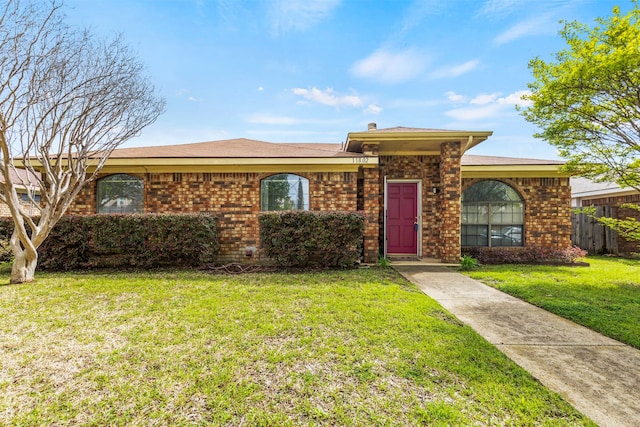 ranch-style home featuring a front lawn