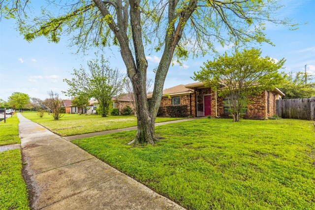 view of front of home featuring a front yard