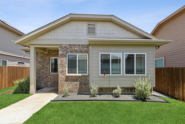 view of front facade featuring a front yard