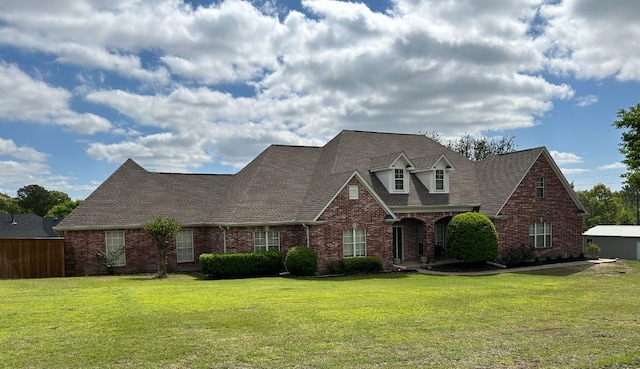 view of front of property featuring a front yard