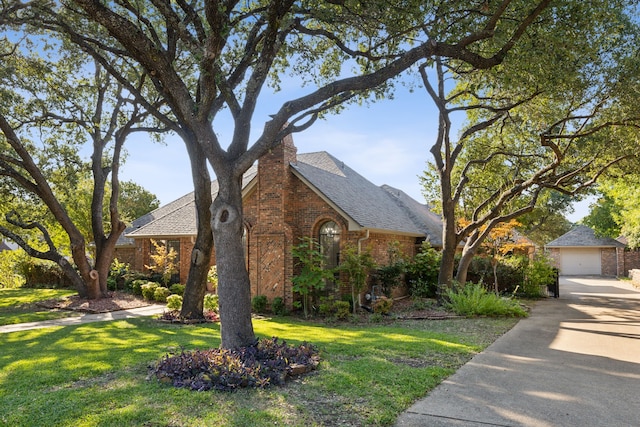 view of front facade featuring a garage and a front lawn